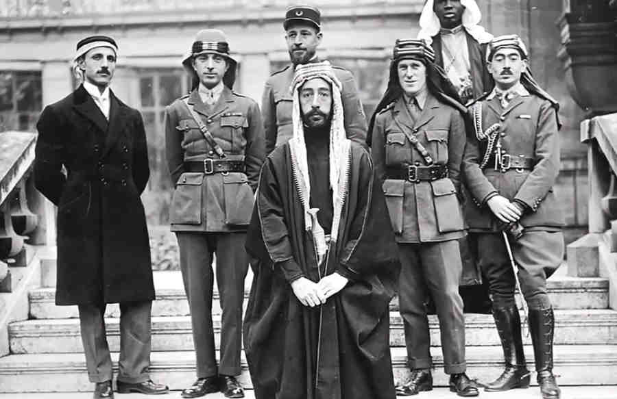 Томас Лоуренс - третий справа на снимке