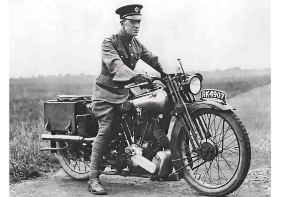 Томас Лоуренс со одним из своих увлечений - мотоциклом