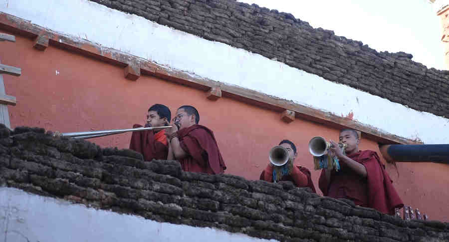 Монахи в монастыре