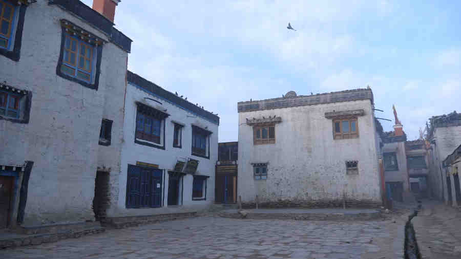 По традиции дома знатных семейств строятся в три этажа, а остальные только в два