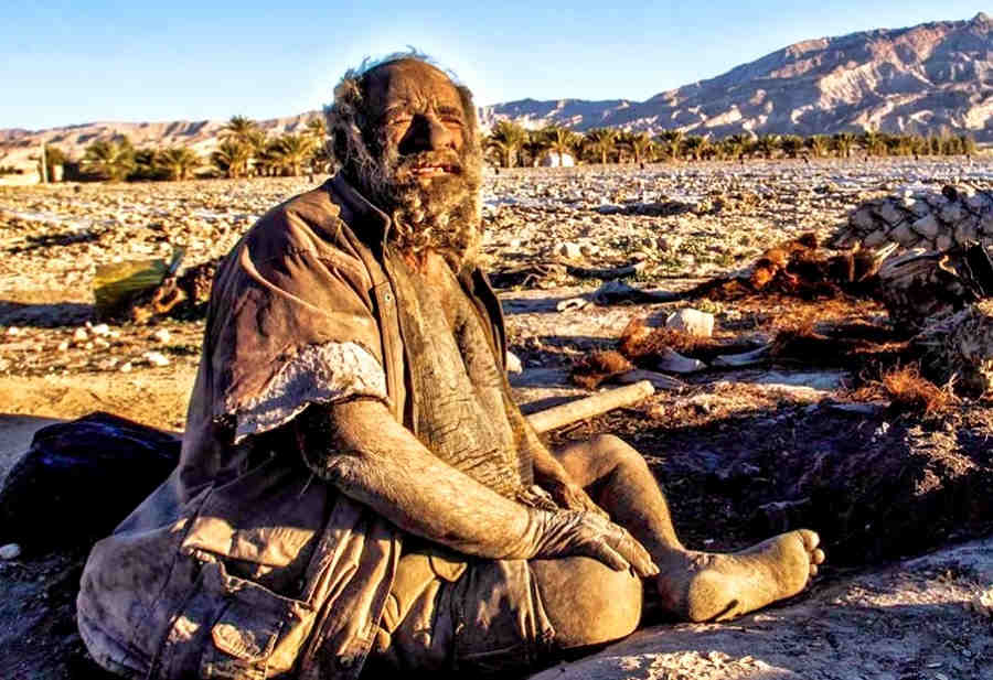 Не мылся по заверению очевидцев около 60 лет - это иранский бродяга Аму Хаджи Не мылся по заверению очевидцев около 60 лет - это иранский бродяга Аму Хаджи