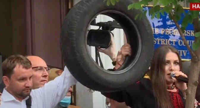 Судьи испугались покрышек, принесенных Вятровичем,Парубием, Порошенко и Ко, и перенесли заседание суда на 1 июля Судьи испугались покрышек, принесенных Вятровичем,Парубием, Порошенко и Ко, и перенесли заседание суда на 1 июля