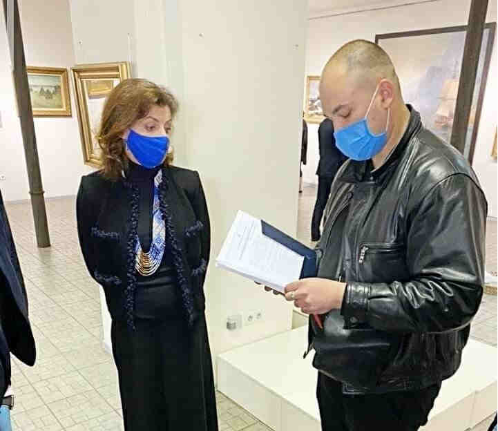 ДБР вручает повестку для Порошенко супруге Марине,потому что сам экс-гарант удрал от следователей