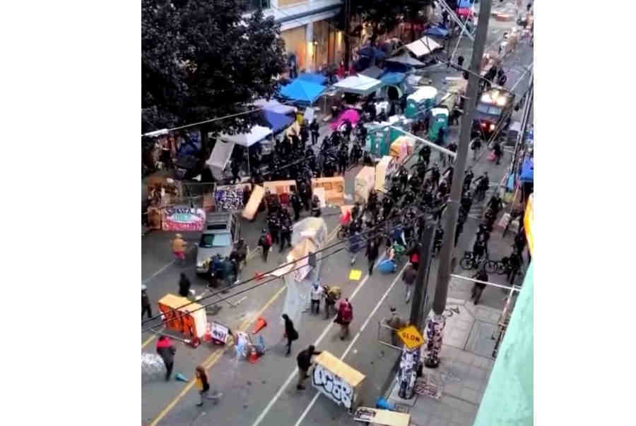 Полиция на велосипедах штурмует баррикады. Полиция на велосипедах штурмует баррикады.