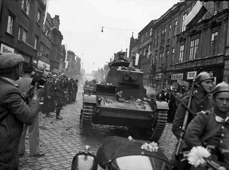 Польские танки 7ТР входят в чешский город Тешин. Октябрь 1938 года