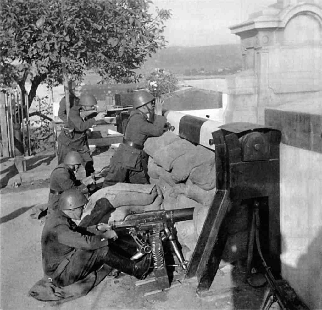 Бойцы чехословацкого пограничного отряда в южной Словакии готовятся к отражению венгерской агрессии