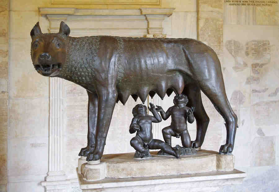 Капитолийская волчица. Работа этрусских мастеров (фигуры Ромула и Рема выполнены в эпоху Возрождения). Около 500 г. до н. э. Капитолийская волчица. Работа этрусских мастеров (фигуры Ромула и Рема выполнены в эпоху Возрождения). Около 500 г. до н. э.