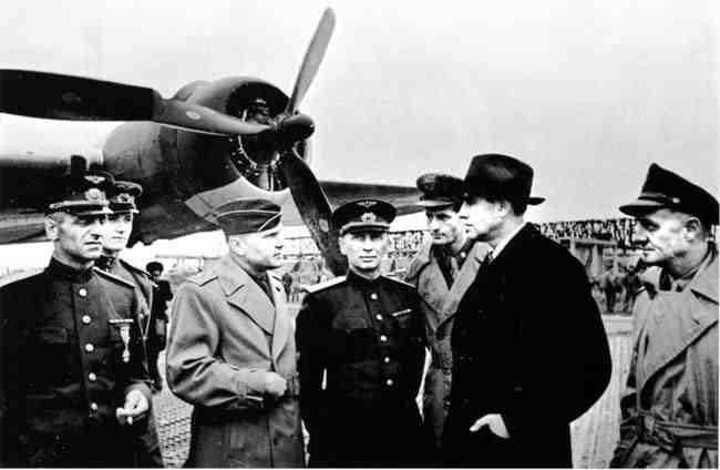 Гарриман и представители американского и советского командования на встрече американского бомбардировщика B-17 Гарриман и представители американского и советского командования на встрече американского бомбардировщика B-17