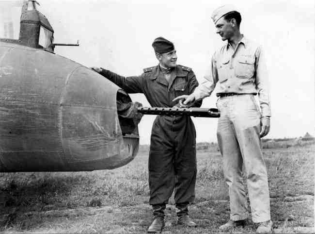 Лейтенант Ворожеев и стафф-сержант Томас Саммерс у кормовой огневой установки B-17 Лейтенант Ворожеев и стафф-сержант Томас Саммерс у кормовой огневой установки B-17