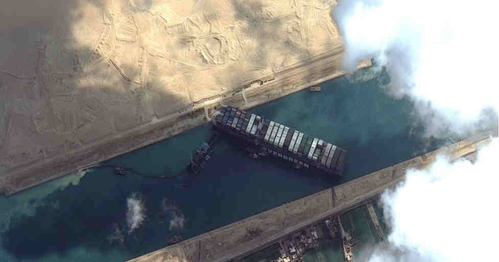 Земснаряды выгребают землю от контейнеровоза со скоростью 2000 кубометров в час каждый Земснаряды выгребают землю от контейнеровоза со скоростью 2000 кубометров в час каждый