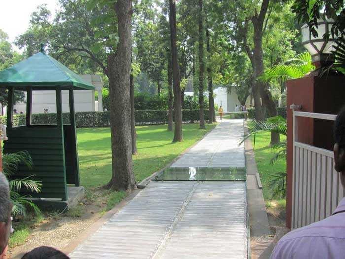 То самое место, где смертельно ранили Индиру Ганди