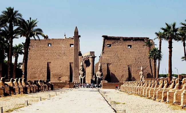 Две древние статуи