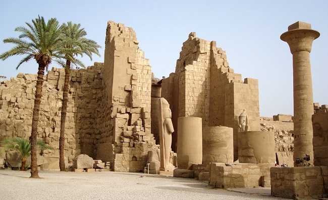 Две пальмы возле руин