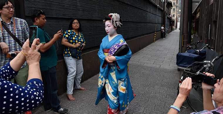 Гейша на улице города Гейша на улице города