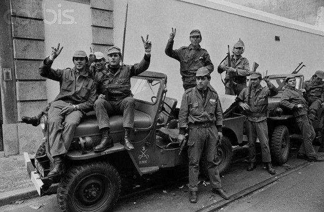 Португальские солдаты в Революции гвоздик Португальские солдаты в Революции гвоздик