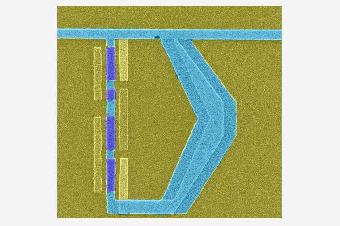 Первый российский кубит под электронным микроск...