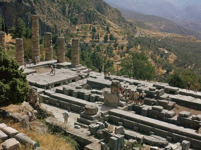 Развалины храма бога Аполлона в Дельфах Развалины храма бога Аполлона в Дельфах