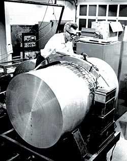 Джозеф Вебер налаживает один из первых детекторов гравитационных волн
