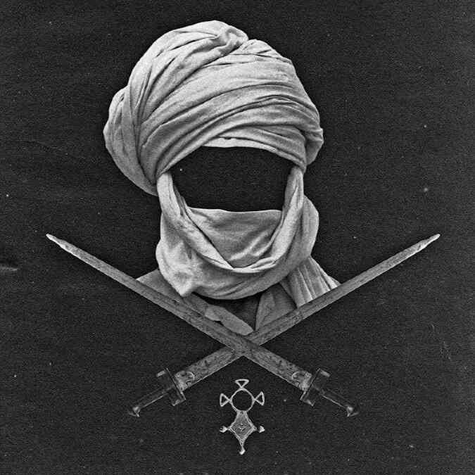 Медальон, мечи и чалма