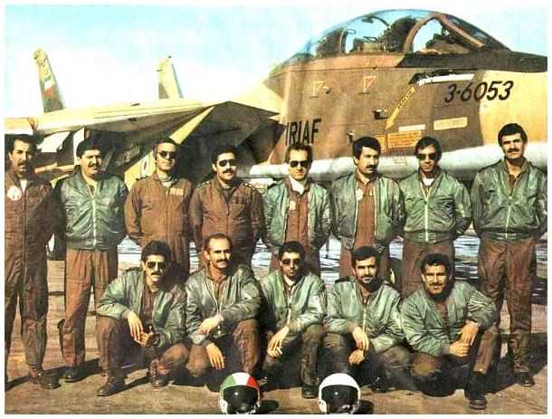 Иранские лётчики возле истребителя «Мираж» Иранские лётчики возле истребителя «Мираж»