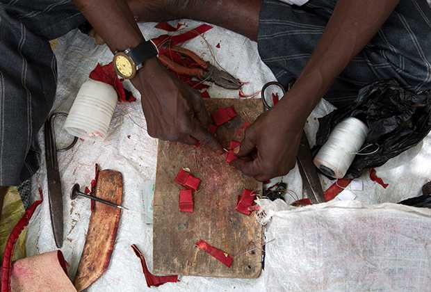 Знахарь из Майдугури делает амулеты для ополченцев