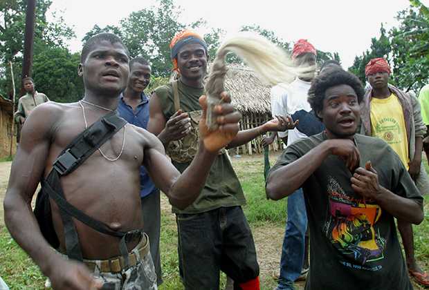 Последователи бывшего президета Либерии демонстрируют джуджу, 2003 год