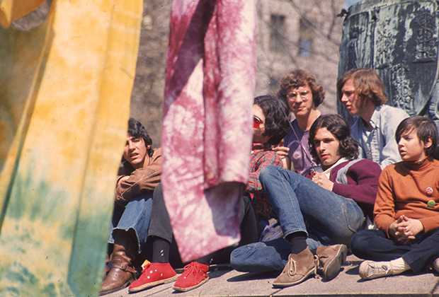 Группы хиппи празднуют День Земли 22 апреля 1970 года. На переднем плане рубашки, раскрашенные методом тай-дай — одно из изобретений хиппи-моды.  