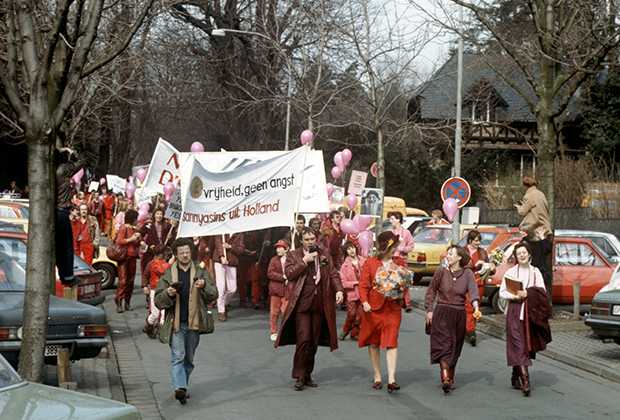 После отказа властей США выдать визу Бхагвану протесты прошли во многих городах мира, в том числе во Франкфурте-на-Майне