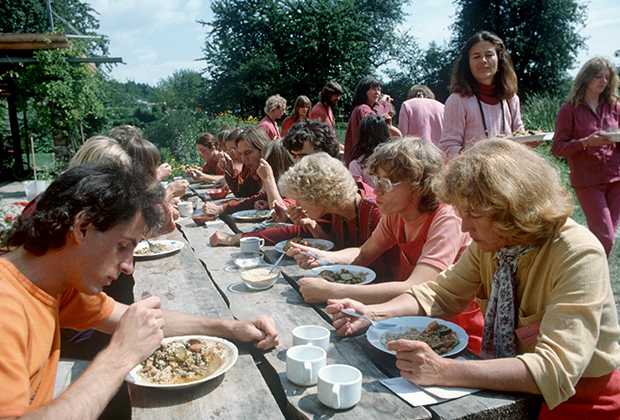 Некоторые санньясины после пребывания в ашраме Бхагвана основывали медитационные центры на родине