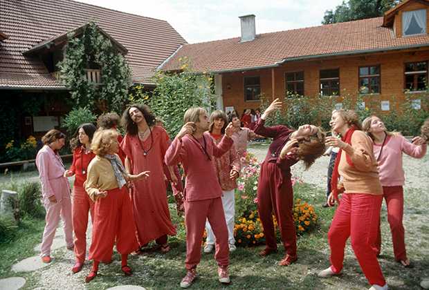 В 1970 году Бхагван придумал динамические медитации, состоявшие из нескольких этапов