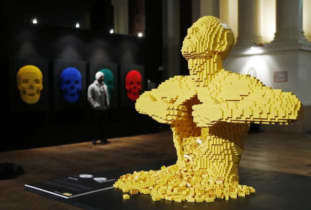 Скульптура «Yellow» Натана Савайа из кубиков LEGO