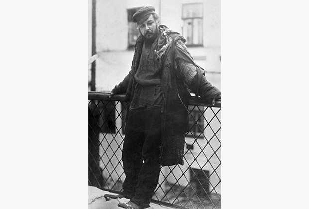 Нищий — художественная фотография конца XIX века. Максим Горький рекомендовал этот снимок как образец для создания костюма и грима Барона в пьесе «На дне»