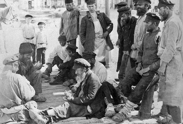  Бродяги играют в карты на улице 