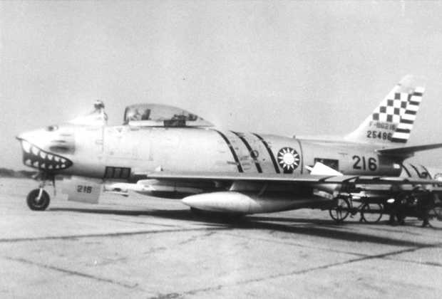 Самолет F-86 Sabre: именно такие машины американцы вооружили ракетами Sidewinder