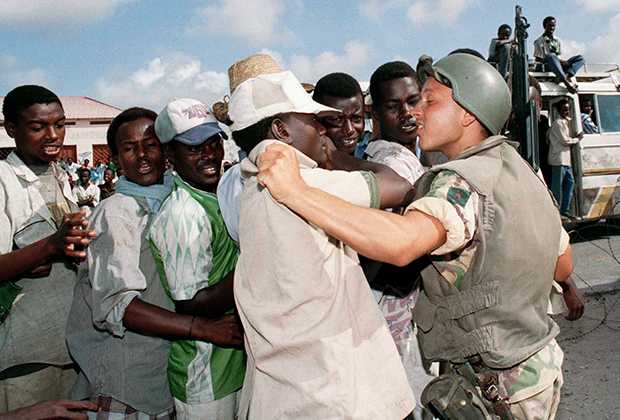 Одной из основных причин, толкающих сомалийцев в ряды боевиков, стало поведение миротворцев. Службу здесь обычно несут солдаты из бедных стран. 