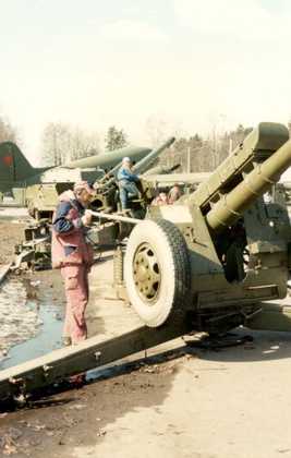 Дозиметристы проводят контроль боевой техники в парке Победы