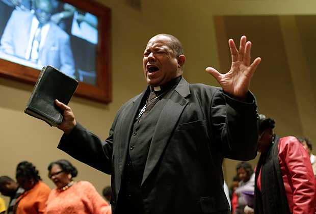 Священнослужитель во время молитвы