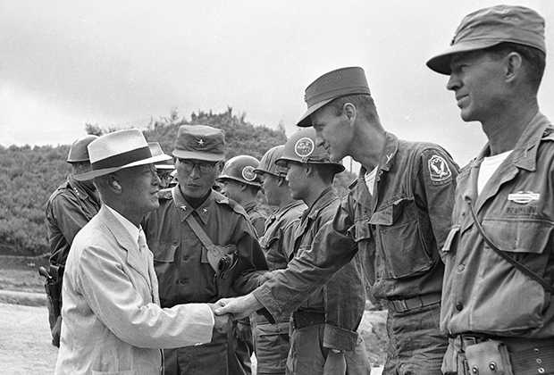 Ли Сын Ман и американские военные 