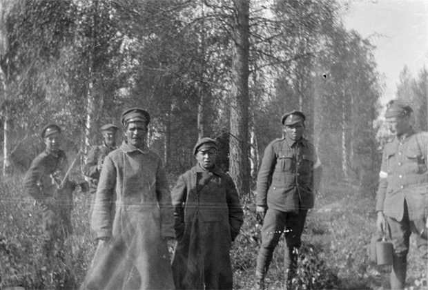 Два пленных большевика, отец и сын 13 лет. Север России, 1918-1919 годы