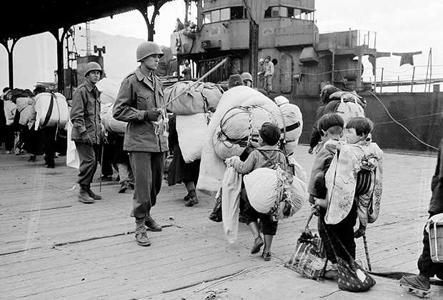 Картинки по запросу "Японские дети покидают Корею после ее освобождения от оккупации""