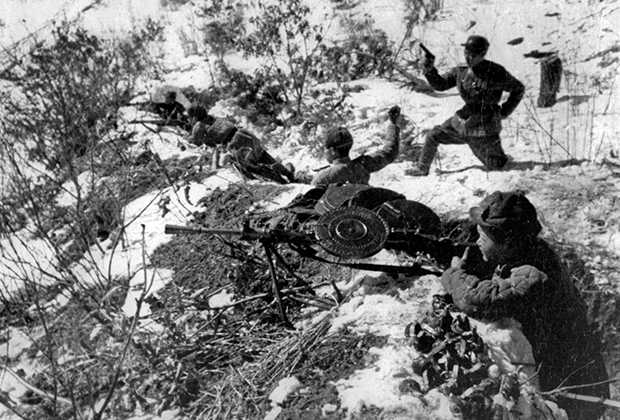 Картинки по запросу "Северокорейские солдаты ведут огонь по противнику""