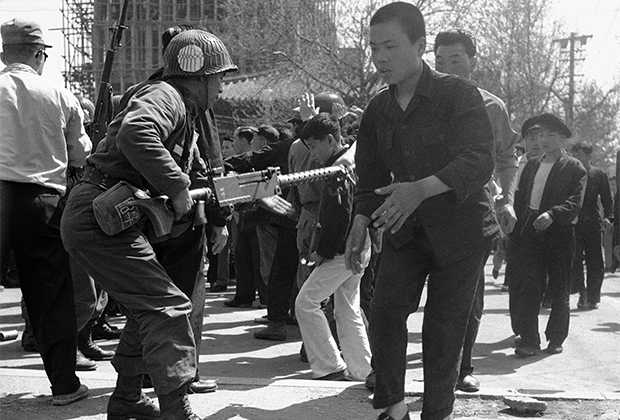 В апреле 1960 года на демонстрации выходило более ста тысяч человек