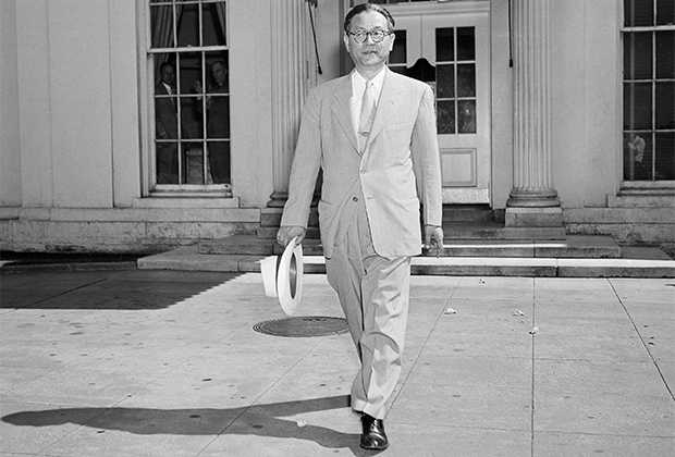 Чан Мён в годы работы послом в США выходит из Белого дома