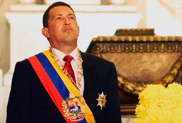 Уго Чавес возле могилы Симона Боливара после присяги