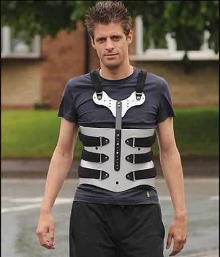 Буль – телерепортёр, специализирующийся на съёмках прыжков с парашютом