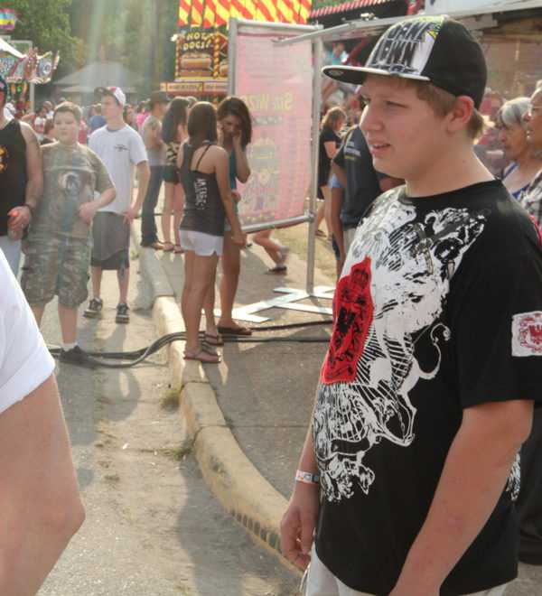 Юный поклонник ку-клукс-клана на&nbsp;ярмарке в Харрисоне,штат Арканзас.