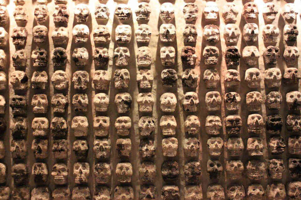 Каменная стена черепов - долговечный аналог настоящей стены черепов